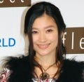 篠原涼子、息子を抱きながらスクワットで体型維持 - ワールド新CM発表会