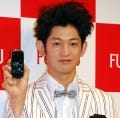 瑛太、猫の鳴きマネに挑戦も「反省点です」 - 富士通 新ケータイCM発表会