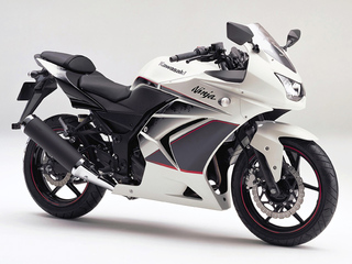 カワサキ、「ニンジャ 250R」の2011年モデルとスペシャルエディション