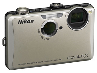 ニコン、プロジェクター搭載デジカメ「COOLPIX S1100pj」発売延期