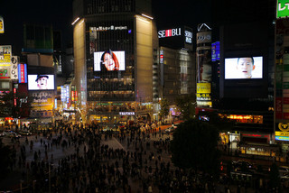 YUI・清水翔太・JASMINEが渋谷3面ビジョンをジャック - ウォークマン「Play You.」