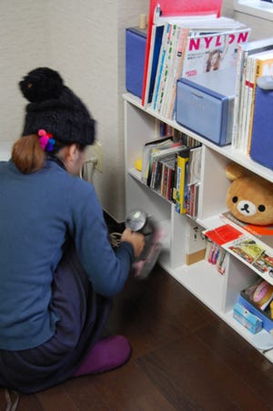 ピンクのダイソンハンディ、女子部屋に潜入! - 思わず赤面の「キレイ度」調査