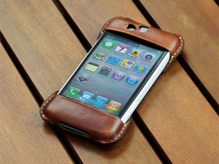 TUNEWEARとRoberu、iPhone 4用レザーケースセットでコラボ