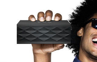 ステンレスとラバー素材を使用したスピーカーフォン「JAWBONE JAMBOX」登場