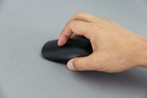 マウス上でマルチタッチ操作が行える - 日本マイクロソフト「Microsoft TOUCH MOUSE」