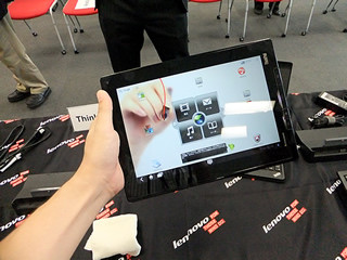 レノボ、一般販売も始まった「ThinkPad Tablet」の詳細を開発者が解説