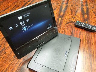 ソニー、バッテリーで5時間連続再生が可能な10.1V型ポータブルBDプレイヤー