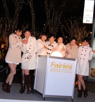 Fairies、表参道イルミネーション点灯式に出席 ショートパンツ姿でライブも