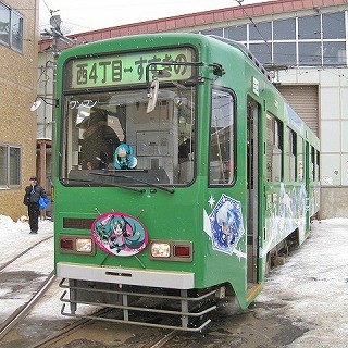 札幌の路面電車がますますみっくみくな件 - フルラッピング「雪ミク電車」