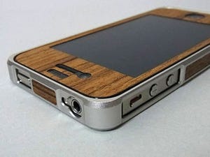 アルミと天然木を組み合わせて使うiPhoneケース『Alloy×Wood』を装着した