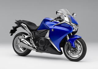 ホンダ、大型二輪スポーツツアラー「VFR1200F」をマイナーチェンジして発売