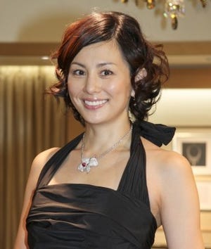 米倉涼子、薬指に指輪をはめつつ「晩婚を目指します!」とキッパリ!