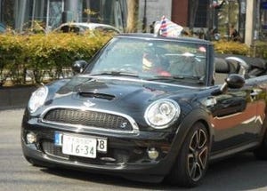 MINI10周年でオーナーがパレード！　表参道がMINIだらけ