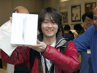 "新しいiPad"発売 - アップルストア銀座には約450人の列、先頭の男性は37時間待ち!