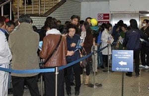 スカイツリータウン「すみだ水族館」、年間パスポート先行販売に300人の列