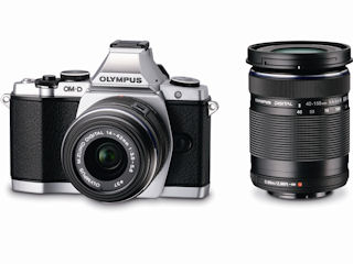 オリンパス、ミラーレス一眼「OM-D E-M5」にダブルズームキットを追加