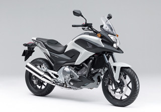 ホンダ、「NC700X」に有段式自動変速機搭載モデルや低シートタイプを追加