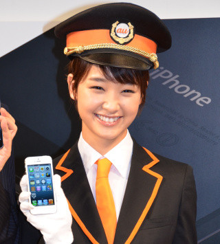 剛力彩芽、車掌姿で「iPhone5、出発しま～す!」