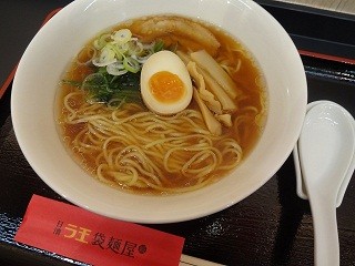 「日清ラ王」の立ち食い店が山手線ホームに登場 – 1杯250円!