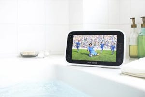 ツインバード、チューナーからワイヤレス伝送して番組を見られる防水テレビ