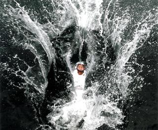 三重県志摩市の海女を激写!　写真コンテストグランプリは「水花火」