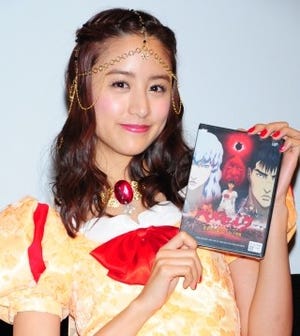 山本美月「私のものって感じ!」『ベルセルク』のコスプレを着用してご満悦