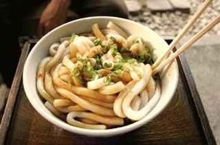 三重県伊勢市の名物、汁もなければコシもない極太「伊勢うどん」とは?