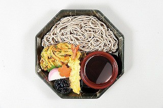 スリーエフ、年末年始の縁起食「年越しそば6種」「福笑い年明けうどん」