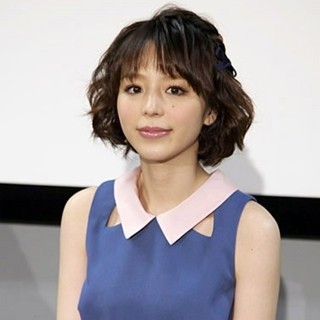 平野綾、人生初の金髪に「気合がみなぎって、髪の色が変わりました!」