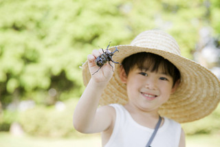 「目くそ鼻くそを笑う」を英語で言うと？【知っているとちょっとカッコいい英語のコネタ】