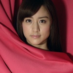 CanCamモデル･山本美月、カーテンを身にまとい"自分らしさ"を表現