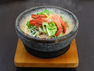 熱さ300℃以上の石鍋のなかで煮えたぎるラーメンを発売 -石焼ラーメン火山