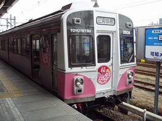 愛知県の渥美半島の豊橋鉄道渥美線を、カラフルな列車が走る!