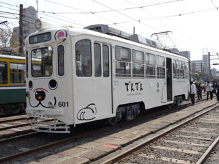 鹿児島県で、大学生が企画したラッピング電車「でんでん」運行開始