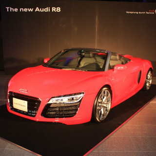 アウディ新型「R8」東京都現代美術館で披露! 2種類のボディスタイルを用意