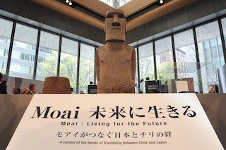 東京都・丸ビルで、"復興のシンボル"モアイ像の展示イベントを開催