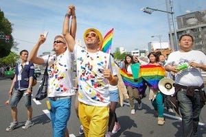 東京都・代々木公園で、性的マイノリティらによる多様性をたたえる行進開催