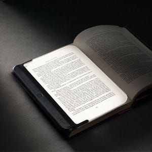 暗い場所でも本が読める! センチュリー、「Light Wedge2.0」