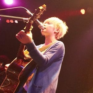 YUI、金髪ショートで復活! 新バンド･FLOWER FLOWERを結成し、音楽活動再開