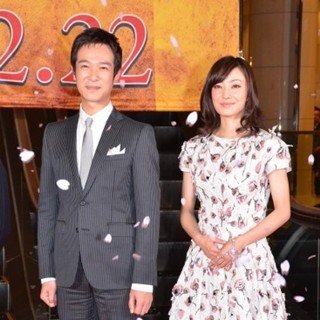 堺雅人と菅野美穂、婚姻届を提出! 「これからは夫婦でささえあいながら」