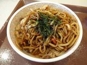 すき家の「やきそば牛丼」を食べてみた - やきそばは"トッピング"!?