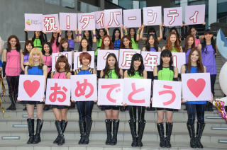 E-girls、念願の1stアルバム発売で「私たちの新しい一歩になりました」