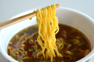 ラーメン通にはおなじみ"加水率"の高いカップ麺、「革麺」を食べてみた