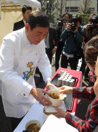 ニコニコ超会議2に石破幹事長が登場! 石破カレー振る舞い、鉄道ファンと交流