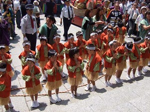 東京都浅草寺で、子供たちが宝船をひいて練り歩く「宝の舞」が開催