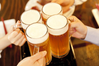 パブで生ビールを注文するときはbeerじゃない?【知っているとちょっとカッコいい英語のコネタ】