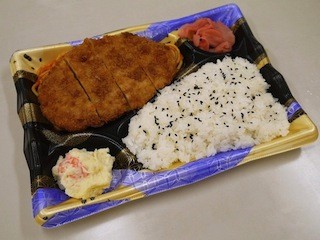 西友、500g超の"デカうま"298円弁当に「特盛チキンカツ弁当」が登場