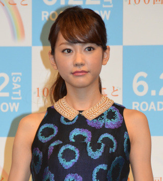 桐谷美玲、恋人役の大倉忠義にハンカチ花束を贈り「100回泣いて」