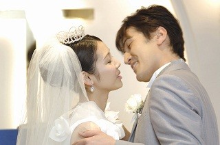 唇、頬、おでこ……結婚式で誓いのキスってどこにした?