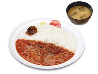 松屋、夏の定番「トマトカレー」発売 -生野菜付きセットが50円引きに